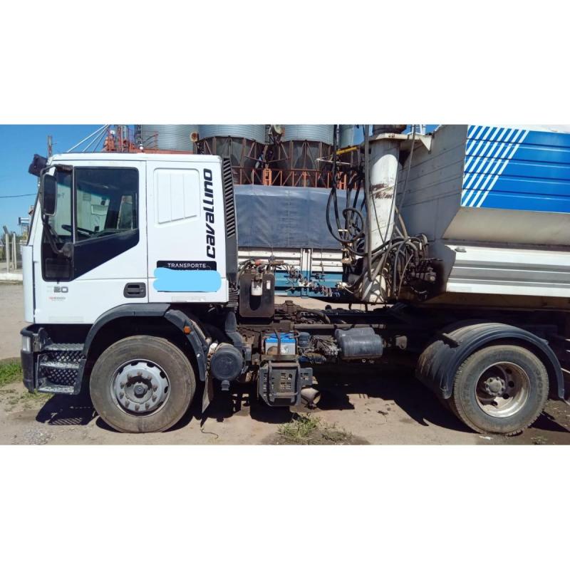Iveco Cavallino 320 c/sist. hidráulico y plato de enganche para tolva o batea - 2