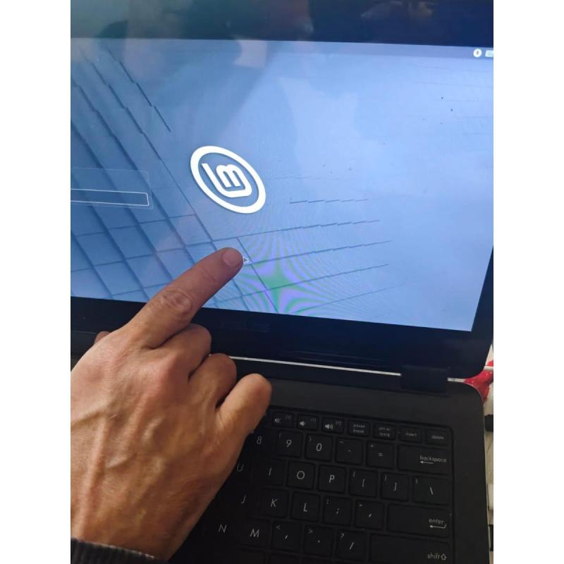 Vendo Notebook Asus 2 en 1 Táctil Rebatible - Para usar enchufada - 2