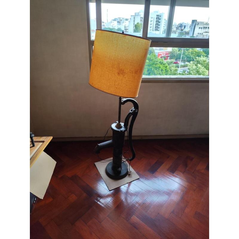 lampara de pie con antigua bomba de agua