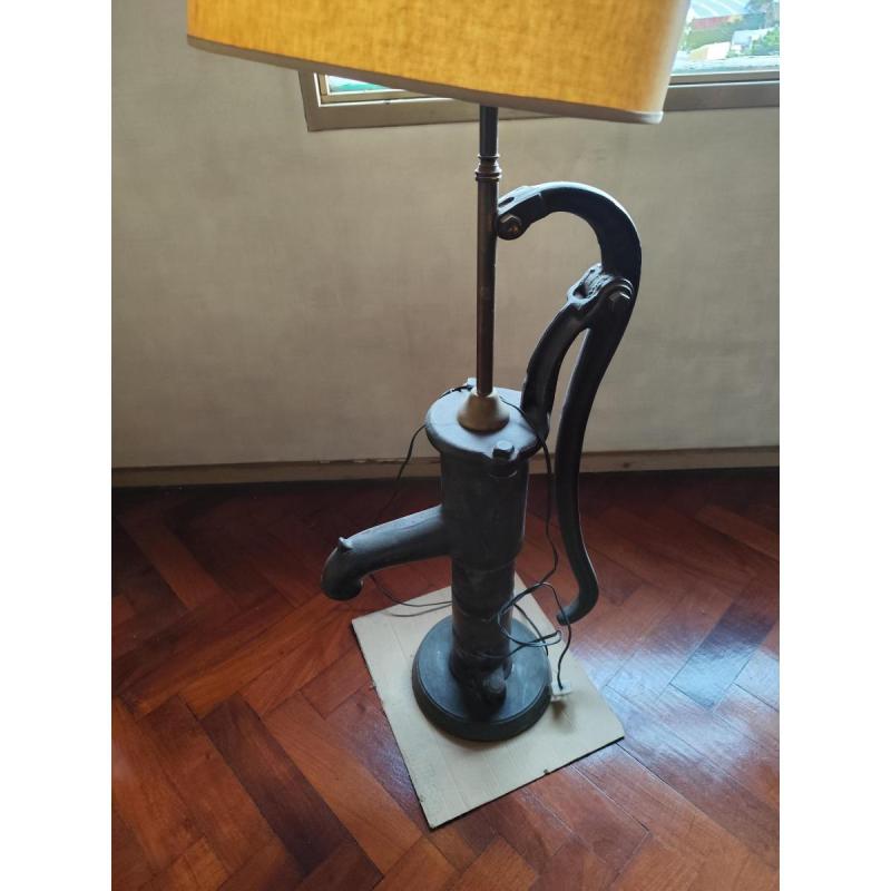 lampara de pie con antigua bomba de agua - 2/3
