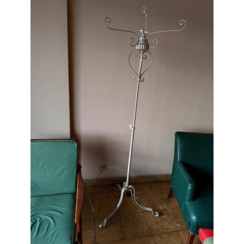 antigua lampara de pie artesanal usada