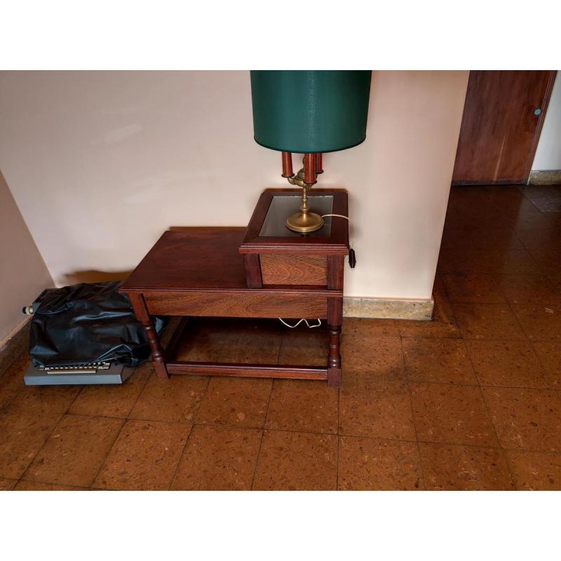 antigua mesa ratona de madera usada