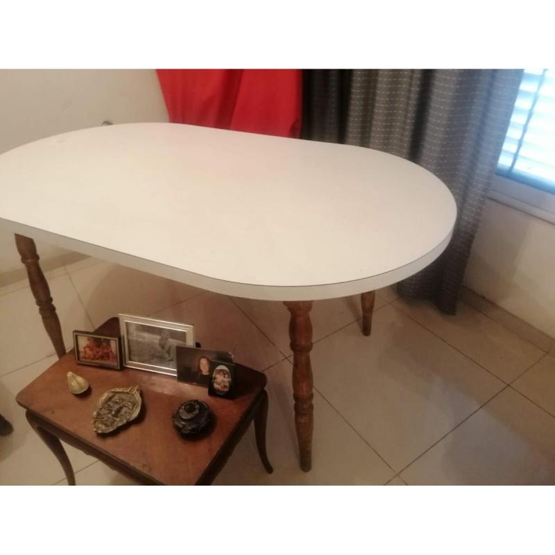 Mesa blanca de fórmica