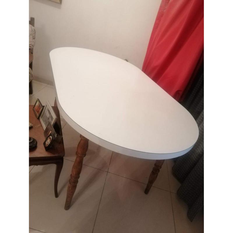 Mesa blanca de fórmica - 2