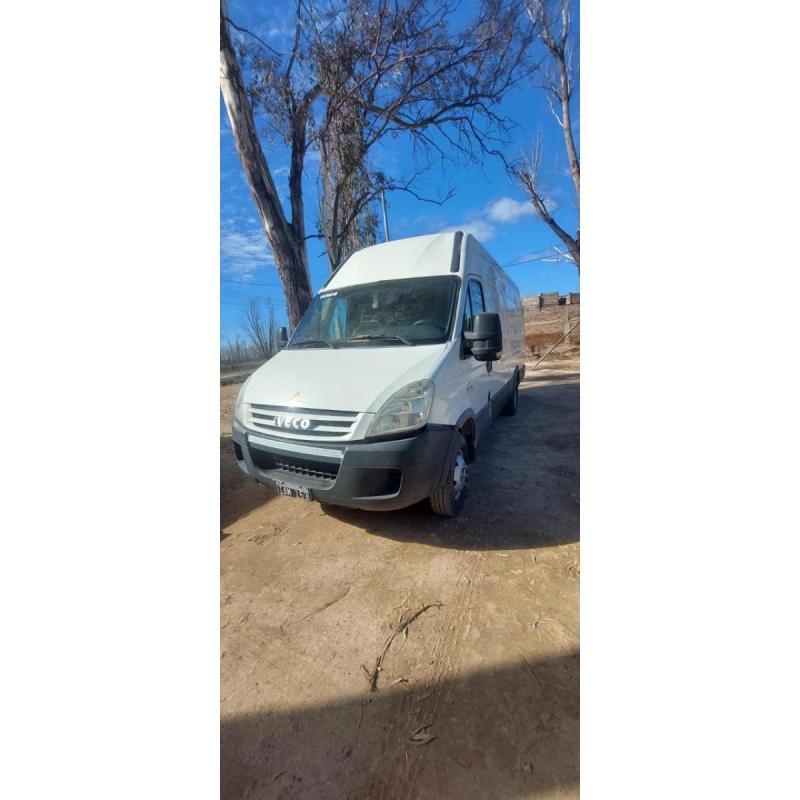 Vendo Furgon Iveco, buen estado, listo para trasferir