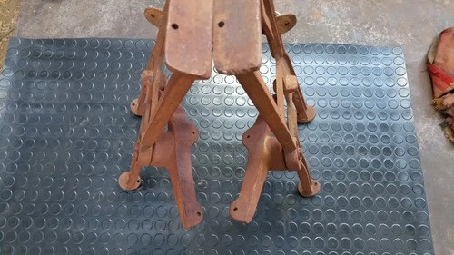 Estructura / Herrajes De Pupitre Pequeño Muy Antiguo Agua