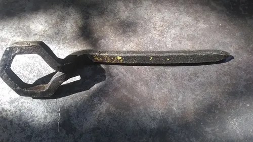 Llave Tuercas / Tapa De Eje De Carro Hierro Forjado Antigua