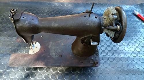 Antiguo Cabezal De Maquina De Coser Sólo Adorno