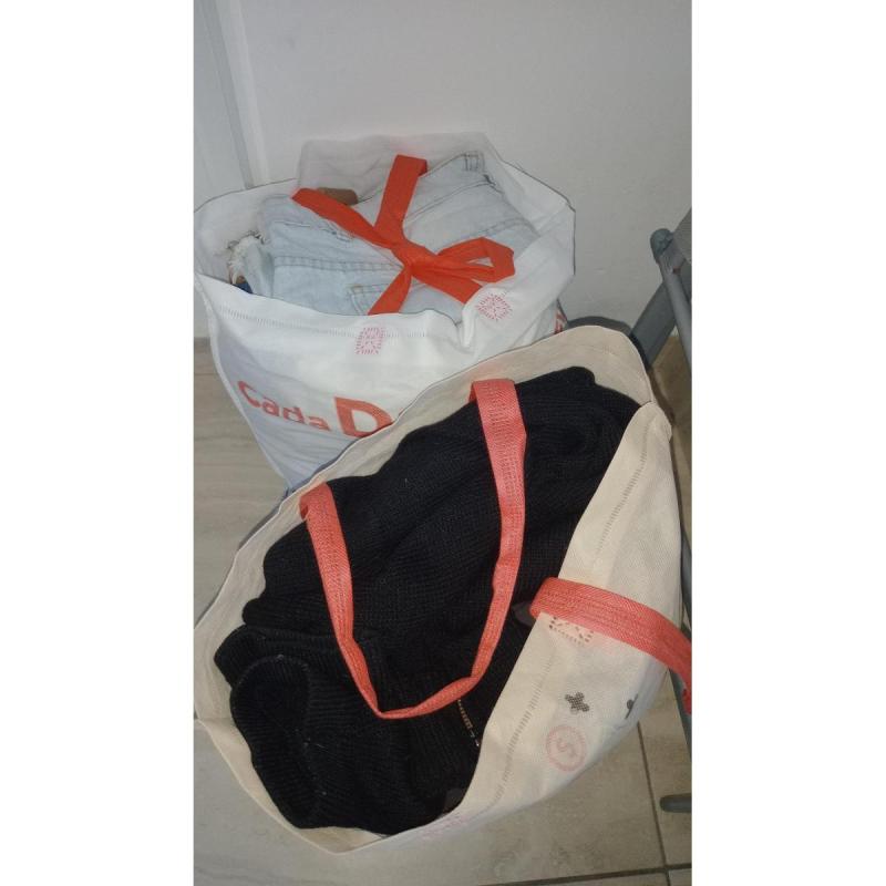 Vendo 2 bolsos de ropa de mujer en buen estado - 1/7