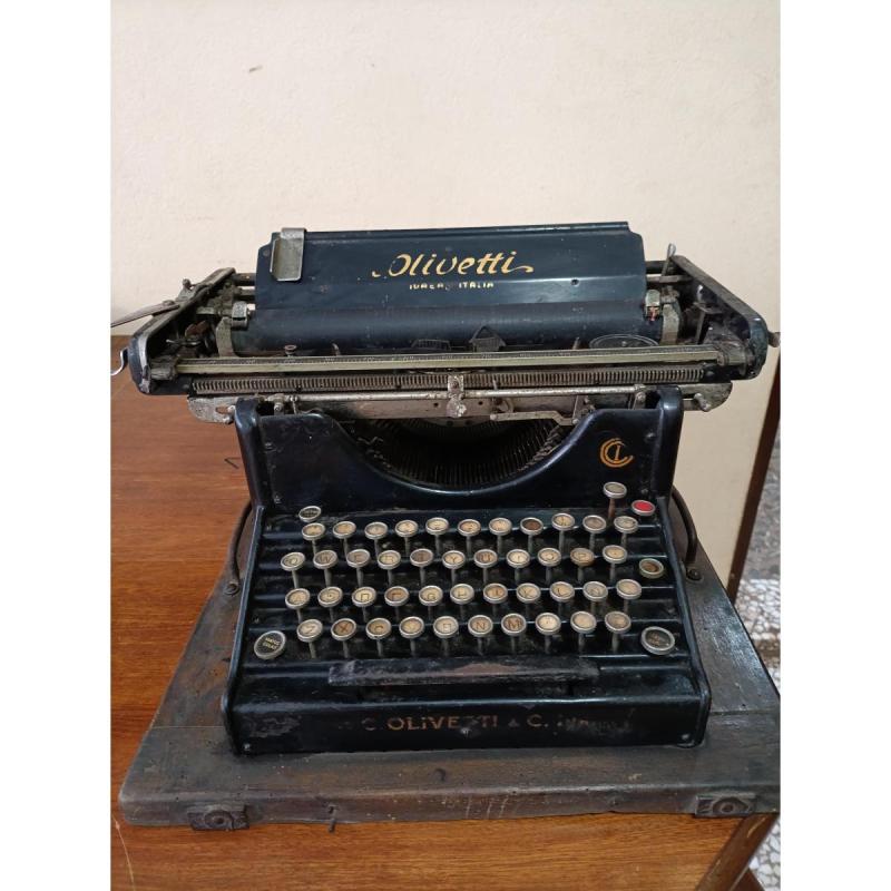 Antigua máquina de escribir Olivetti M1 – 1911