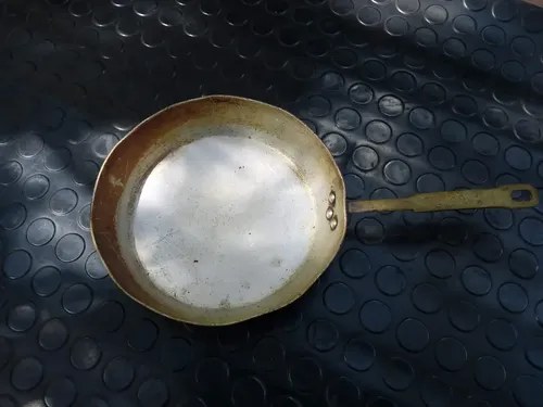Sartén Antigua Pequeña De Aluminio Y Mango De Bronce Gris