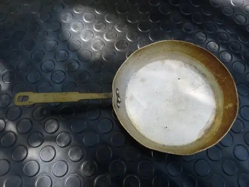 Sartén Antigua Pequeña De Aluminio Y Mango De Bronce Gris - 3