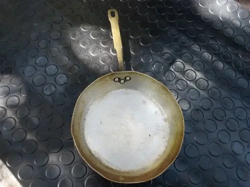 Sartén Antigua Pequeña De Aluminio Y Mango De Bronce Gris - 5