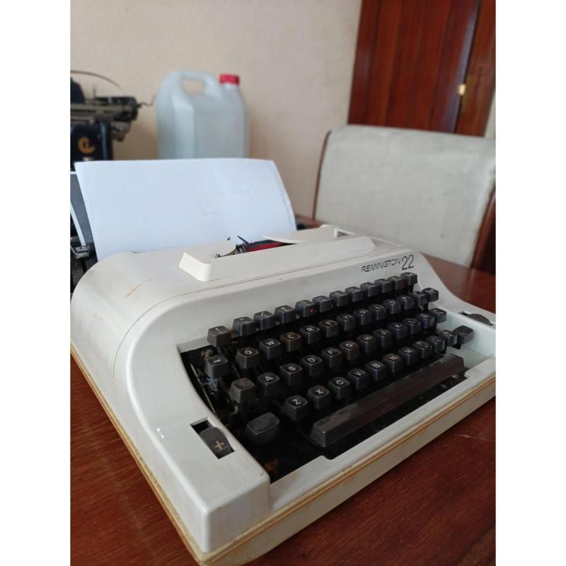 Máquina de escribir Sperry Remington 22 - 5